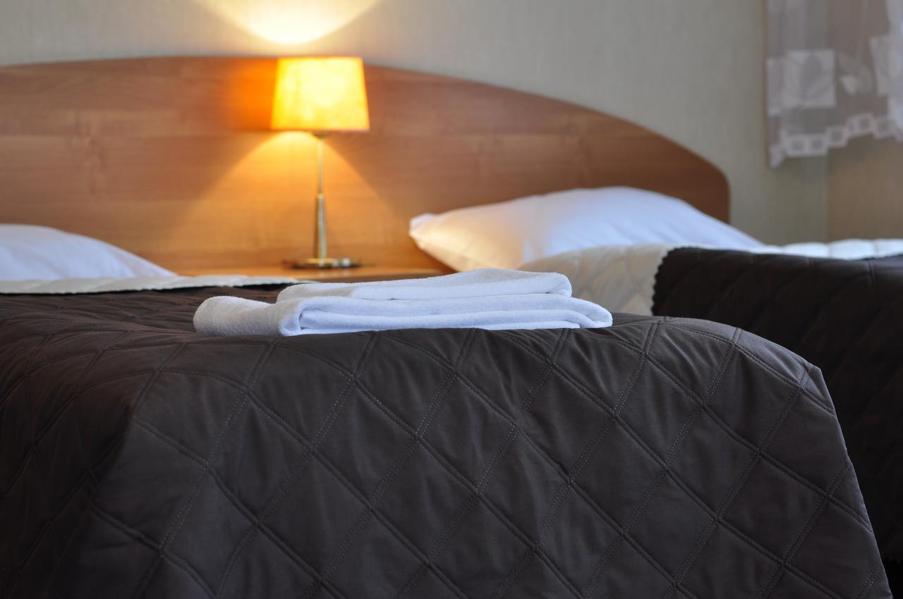 Hotel Osrodek Szkoleniowo - Wypoczynkowy Guzianka Ruciane-Nida Esterno foto