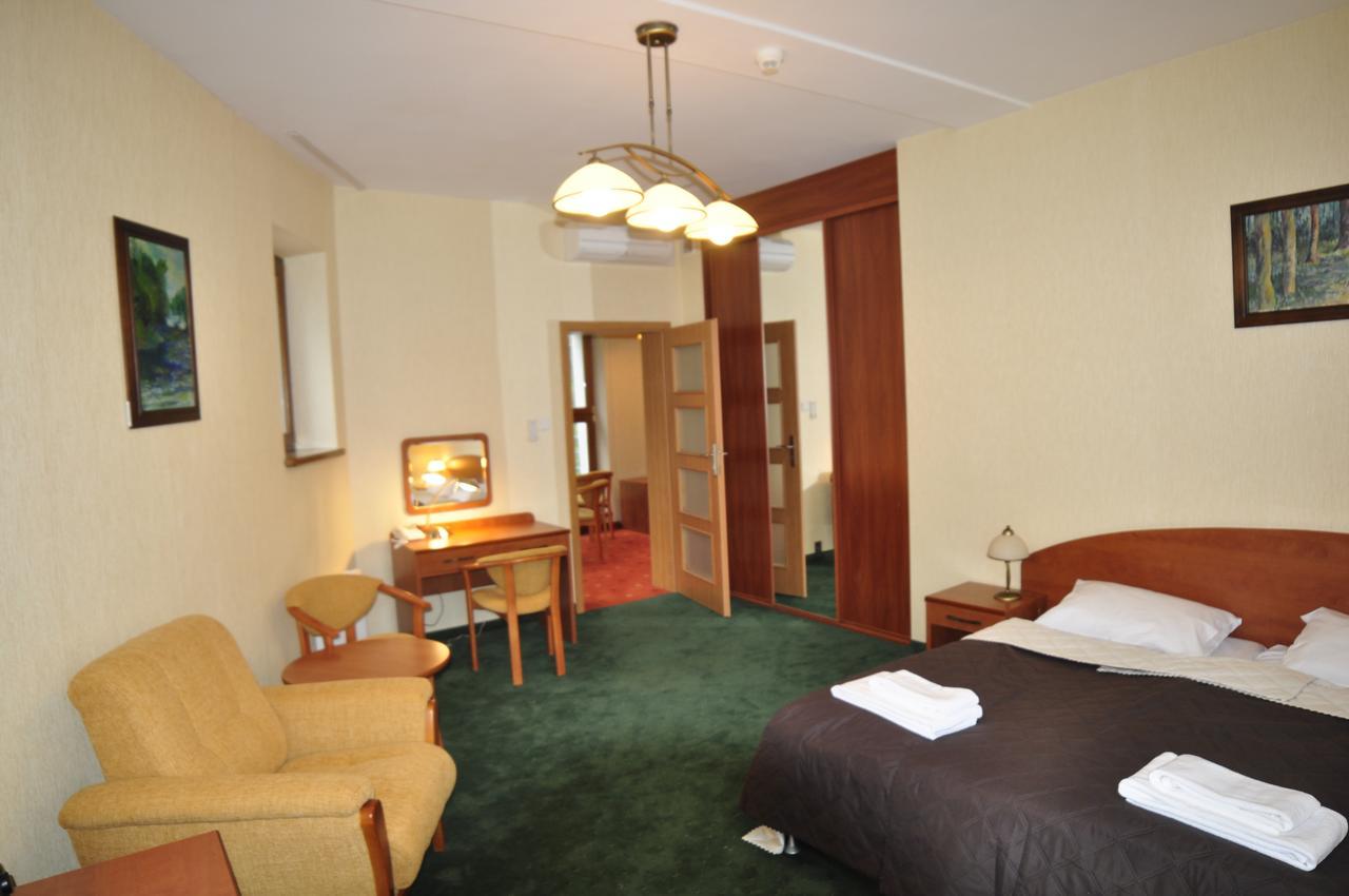 Hotel Osrodek Szkoleniowo - Wypoczynkowy Guzianka Ruciane-Nida Esterno foto