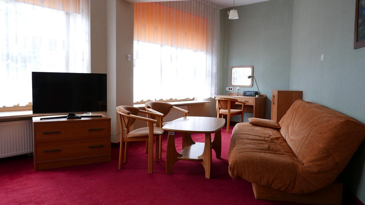 Hotel Osrodek Szkoleniowo - Wypoczynkowy Guzianka Ruciane-Nida Esterno foto