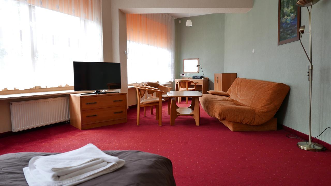 Hotel Osrodek Szkoleniowo - Wypoczynkowy Guzianka Ruciane-Nida Esterno foto